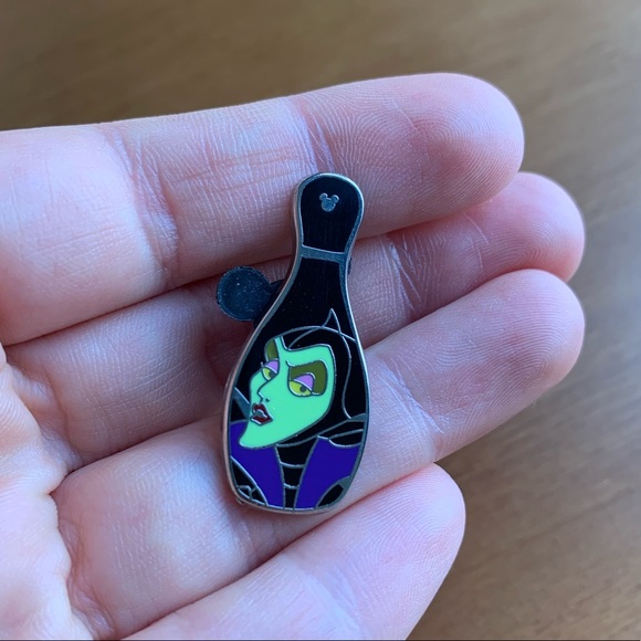 Maleficent Disney villain pin - Picture 4 of 4